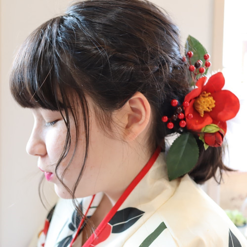 508.ファッション　椿　イヤーマフ（レッド） 粋！ やぶ椿(赤)＆赤い実 髪飾り 七五三 成人式 袴 卒業式 藪椿