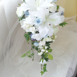 カサブランカとローズのキャスケードブーケ 薔薇 チャペル式 ホテル
