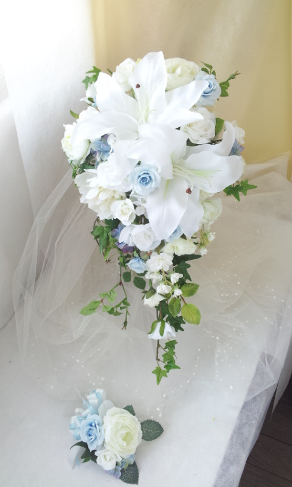 カサブランカとローズのキャスケードブーケ 薔薇 チャペル式 ホテル