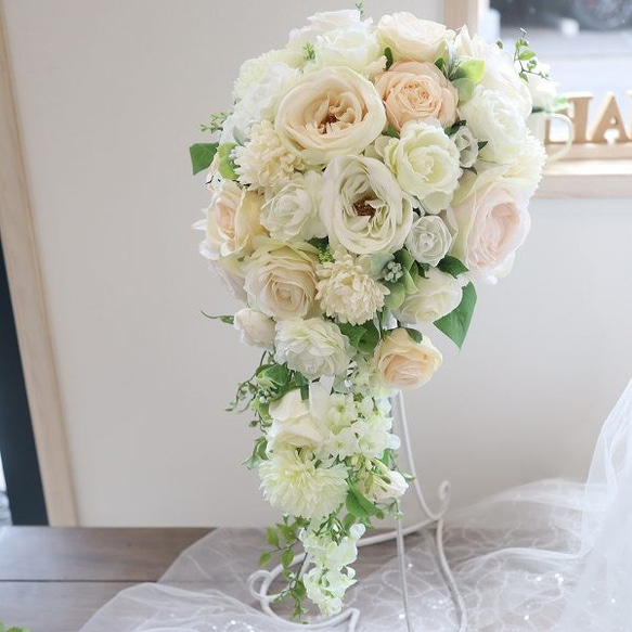 ふんわりカラーの大人可愛いキャスケードブーケ マシュマロカラー 前