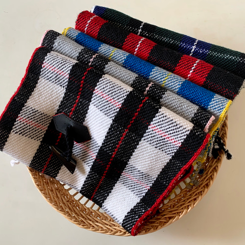 チェック トグルマフラー4号（白×黒×赤） マフラー Hook & Needle 通販