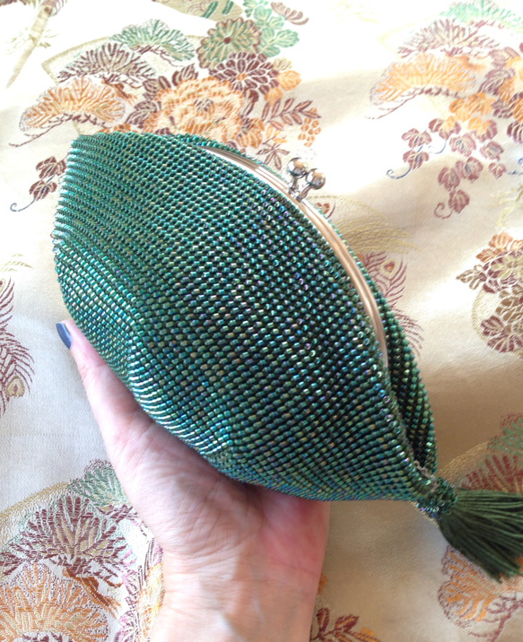 ブルーグリーン玉虫色ビーズがま口(LL)/内布:リバティプリント 孔雀の羽根 3枚目の画像