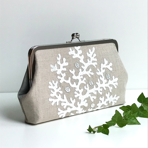 新作！夏のリネン　シルバーサンゴの刺繍がラグジュアリーなミニマル3wayバッグ 3枚目の画像