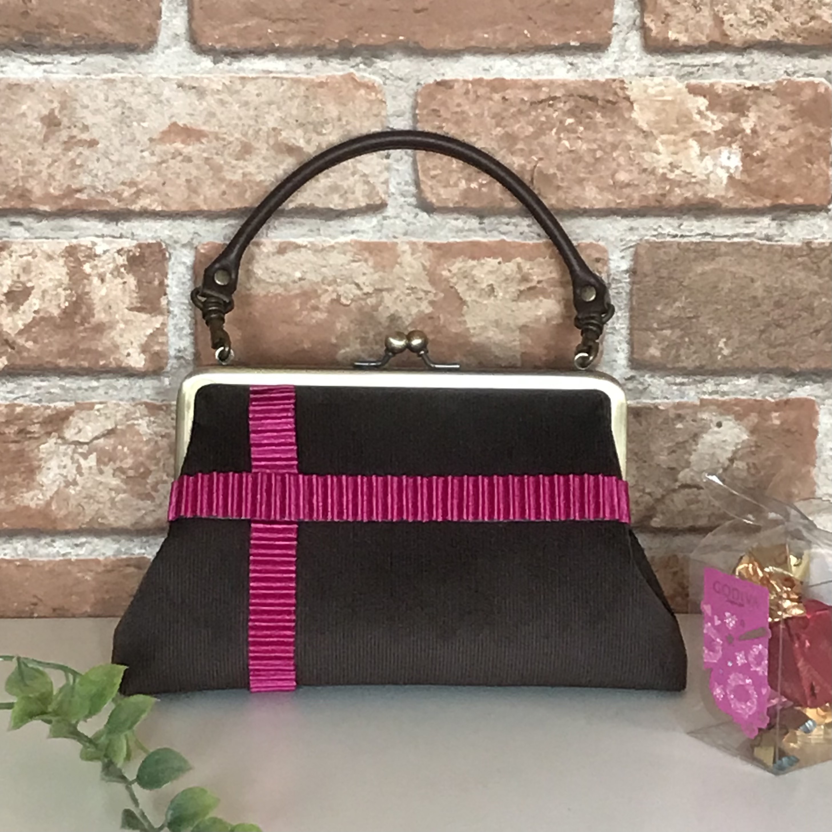 サテンのピンクリボンが可愛い　コンパクトなトラぺバッグ　　ショコラピンク