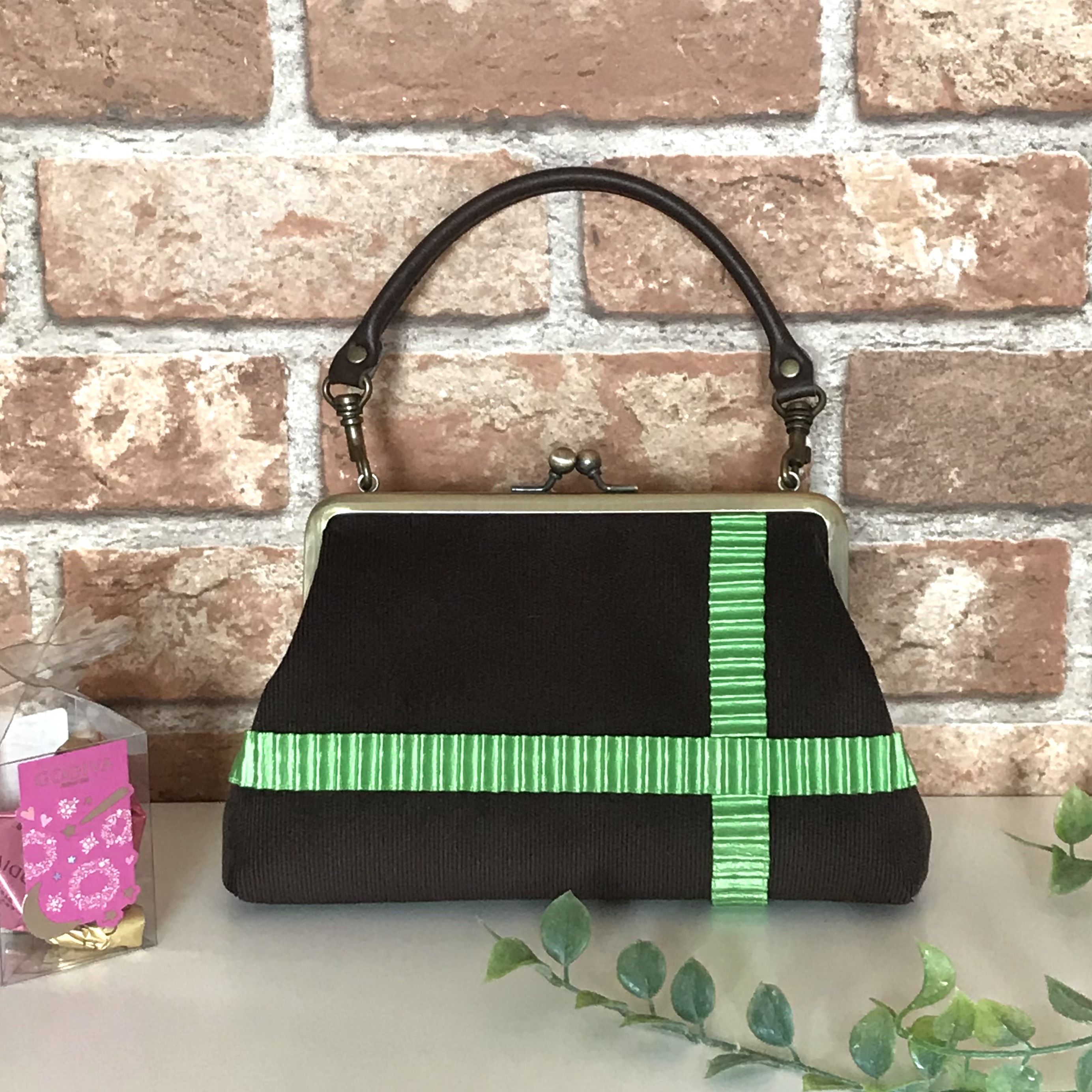 サテンのリボンが可愛い　コンパクトなトラぺバッグ　　ピスタチオショコラ