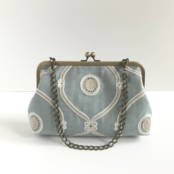 春のリネン　流れるようなクラシック調の刺繍が美しいミニマルバッグ(がま口ミニ2wayバッグ )　ブルー 2枚目の画像