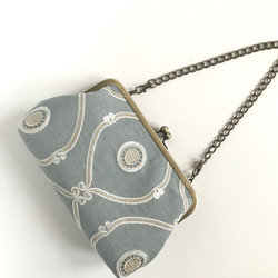 春のリネン　流れるようなクラシック調の刺繍が美しいミニマルバッグ(がま口ミニ2wayバッグ )　ブルー 3枚目の画像