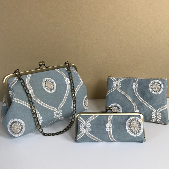 春のリネン　流れるようなクラシック調の刺繍が美しいミニマルバッグ(がま口ミニ2wayバッグ )　ブルー 8枚目の画像