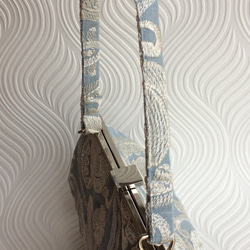 夏の装い リネンのブルーダマスク 総刺繍がま口バッグ 4枚目の画像