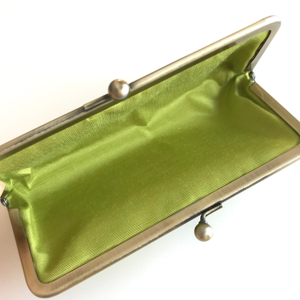 イエローグリーンの織りが贅沢な、スマートに持てる がま口メガネケース ミニ。 3枚目の画像