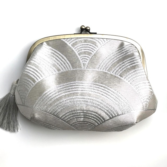 結婚式にも！日本伝統柄 銀の青海波が美しい 帯で仕立てた くし形口金のミニクラッチ 1枚目の画像