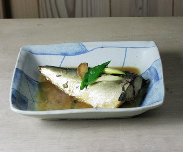 【染付け 葉模様角皿】S50 煮魚 煮物 美味しい 人気 おしゃれ 素敵 かわいい 誕生日 プレゼント 陶芸