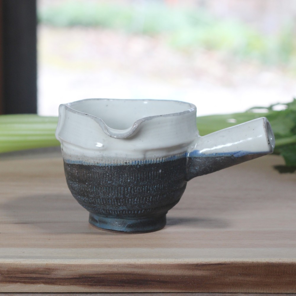 【粉引き＋黒持ち手付き片口】Ｋ13　和食器 陶芸 美濃焼 ドッレシング 醤油 ソース 餃子 素敵 結婚祝い プレゼント