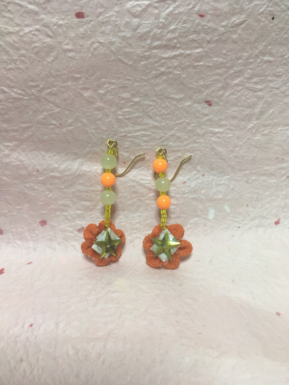 ゆれる小花のピアス(橙色) 2枚目の画像