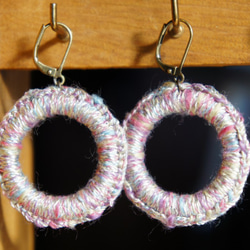 grayish rainbow yarn ring / フレンチフックピアス 4枚目の画像