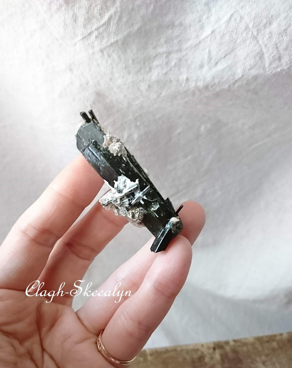 エジリン輝石（錐輝石）/Aegirine/柱状結晶 /アフリカ・マラウイ産/21g