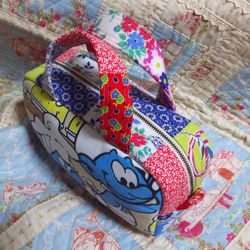 ヴィンテージシーツをリメイク ｽﾏｰﾌ&ﾌﾟﾚｼｬｽﾓｰﾒﾝﾄのﾐﾆﾎﾞｽﾄﾝbag ﾊﾝﾄﾞﾒｲﾄﾞ