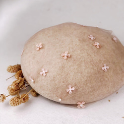Dimoya [輕柔滿天星] 粉膚色刺繡花朵紗網造型羊毛貝蕾帽 第5張的照片