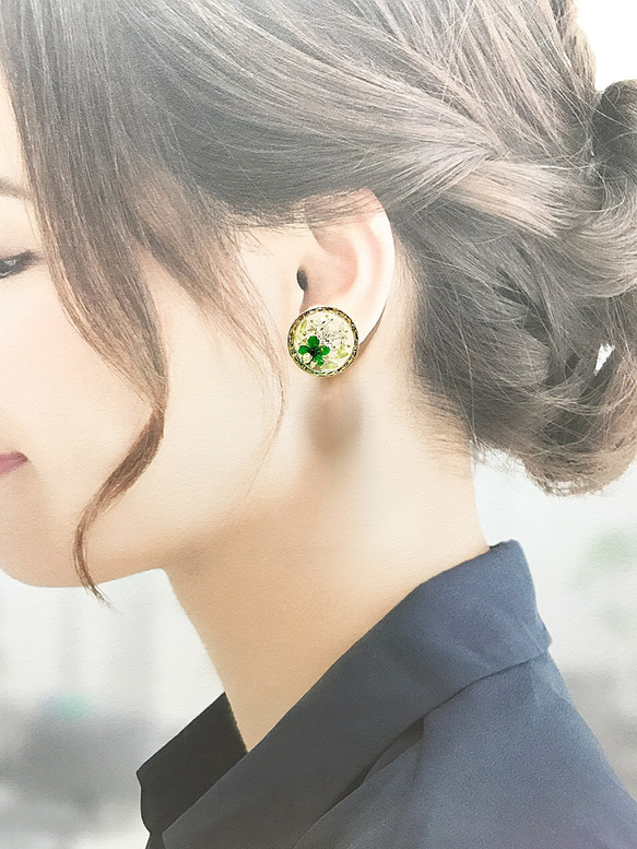 グリーンのお花 リングピアス/イヤリング ピアス（スタッド・一粒 