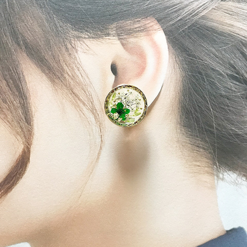 グリーンのお花 リングピアス/イヤリング ピアス（スタッド・一粒 