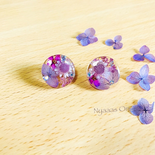 上品なすみれ色 スワロフスキー封入フラワーイヤリング(ピアス