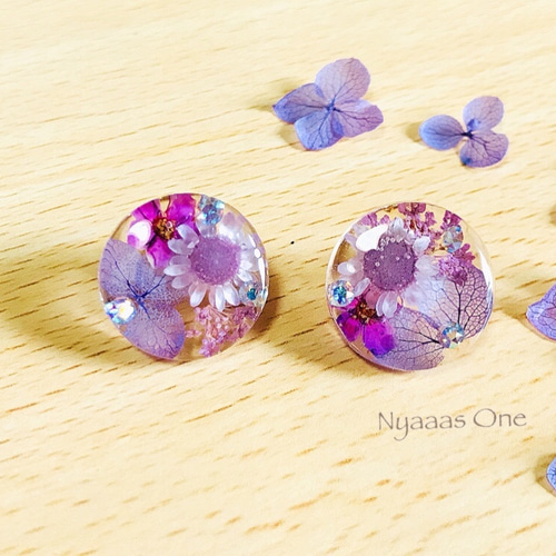紫色フラワーピアス（オリジナルボックス付き） 上品なすみれ色 スワロフスキー封入フラワーイヤリング(ピアス
