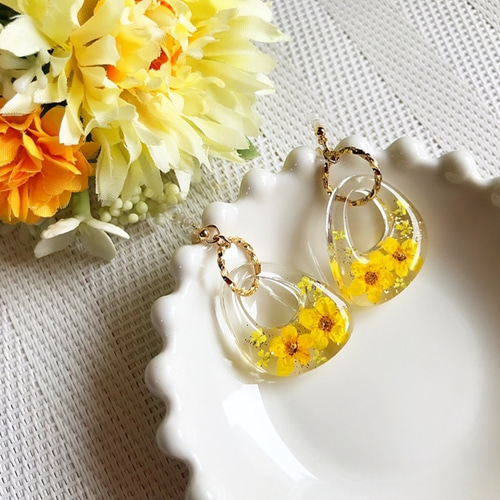 イエローのお花が揺れる変形リングピアス/イヤリング イヤリング 