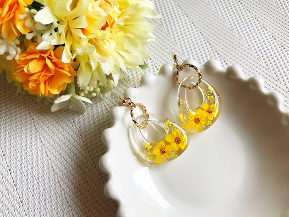 イヤリング・ノンホールピアス yellow doll イエローのお花が揺れる変形リングピアス/イヤリング イヤリング