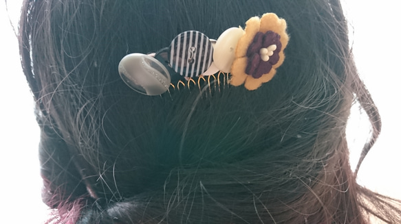 フェルトのお花とボタンのヘアコーム 1枚目の画像