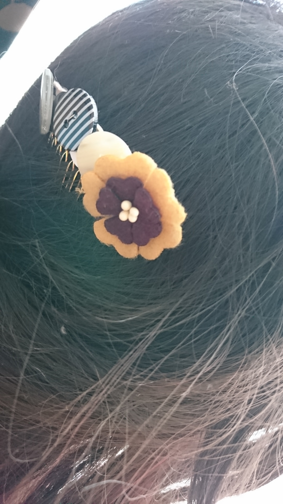 フェルトのお花とボタンのヘアコーム 2枚目の画像