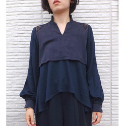 Geometric lace switching blouse navy 1枚目の画像