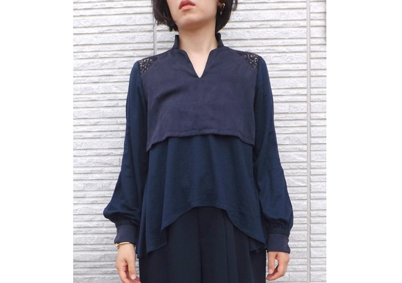 Geometric lace switching blouse navy 1枚目の画像