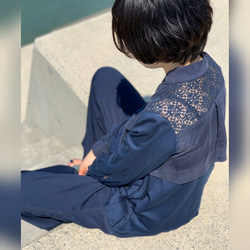 Geometric lace switching blouse navy 8枚目の画像