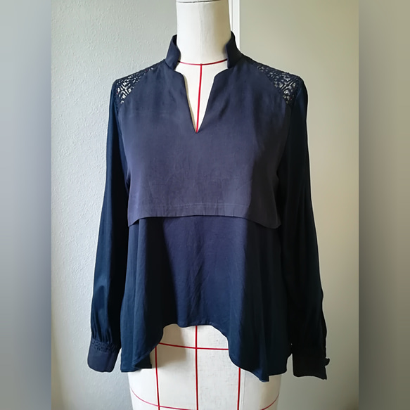 Geometric lace switching blouse navy 9枚目の画像