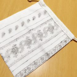 レース刺繍の巾着袋 1枚目の画像