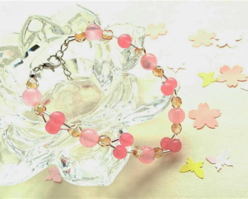 8の字編みのサクランボ風デザインビーズブレスレット(ピンク