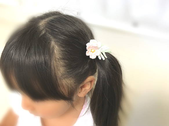 白×桃のヘアゴムヘッド_２個セット 4枚目の画像