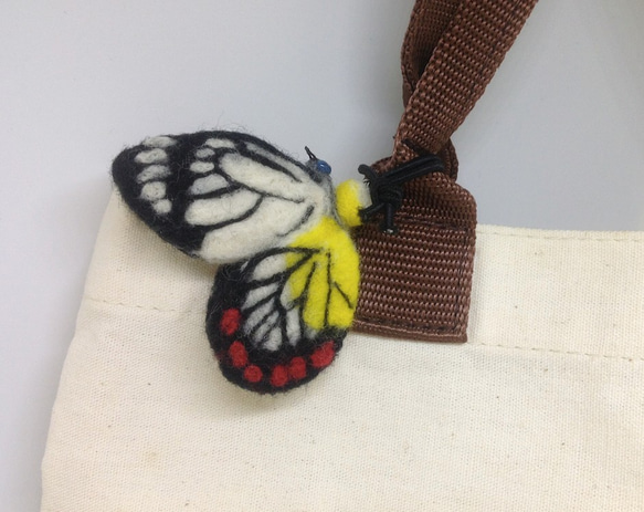 蝴蝶、白豔粉蝶-別針/裝飾-羊毛氈 第1張的照片