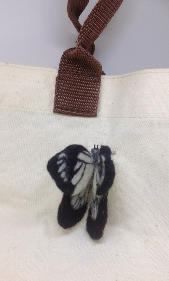蝶、白蝶ピン/装飾-羊毛フェルト 3枚目の画像