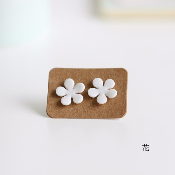 【花】可愛い高温焼成の白磁製ピアスpe001 1枚目の画像