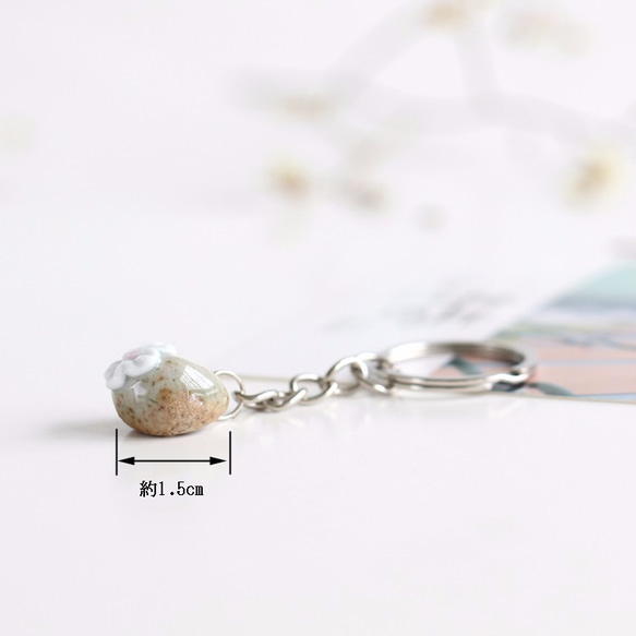 【グリーン】可愛い花の付いた陶磁器製ハンドメイド小石キーリングcm002 2枚目の画像