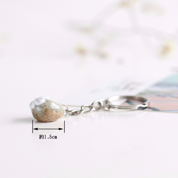 【イエロー】可愛い花の付いた陶磁器製ハンドメイド小石キーリングcm002 2枚目の画像