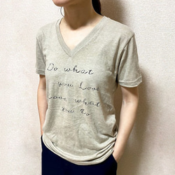 VネックTシャツ　Do what you love　ミックスベージュ　レディース　送料無料 2枚目の画像
