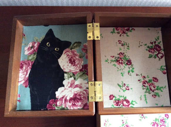 アンティークメルスリー ソーイングボックス 黒猫と薔薇柄 裁縫箱 5枚目の画像