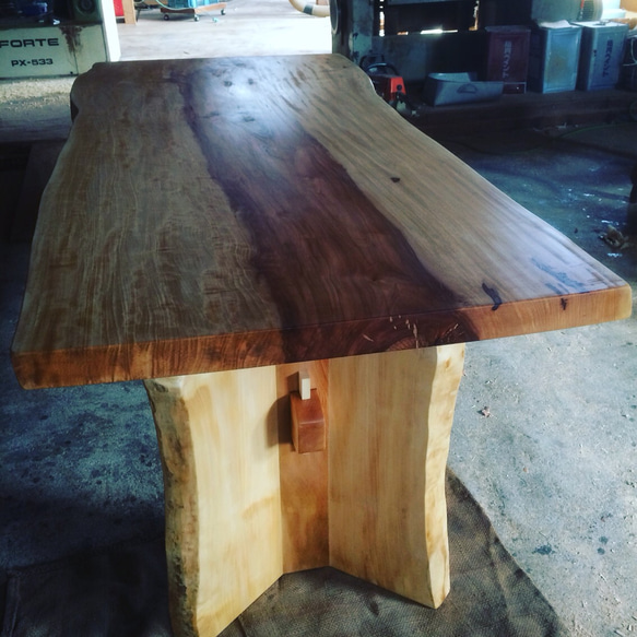 栃の木 一枚板ダイニングテーブル 受注生産 1枚目の画像