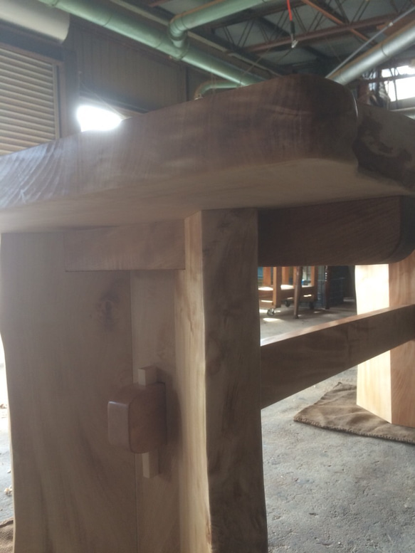栃の木 一枚板ダイニングテーブル 受注生産 3枚目の画像