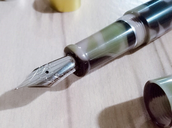 【木木手作】高級綠全迷彩壓克力封端鋼筆、僅此一件、獨一無二、原木筆、木原子筆、禮品、贈品、鋼筆、鋼珠筆、書寫工具 第3張的照片