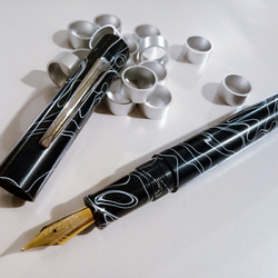 【木木手作】高級黑底白紋壓克力封端鋼筆、僅此一件、獨一無二、原木筆、木原子筆、禮品、贈品、鋼筆、鋼珠筆、書寫工具 第3張的照片