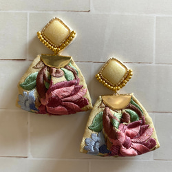 インド刺繍リボン ビーズ刺繍 ベージュ ピンク リボンタッセル サージカルステンレスピアス / イヤリング 2枚目の画像