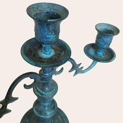 趣きのあるアンティークなキャンドルスタンド　青銅色の燭台　 2枚目の画像